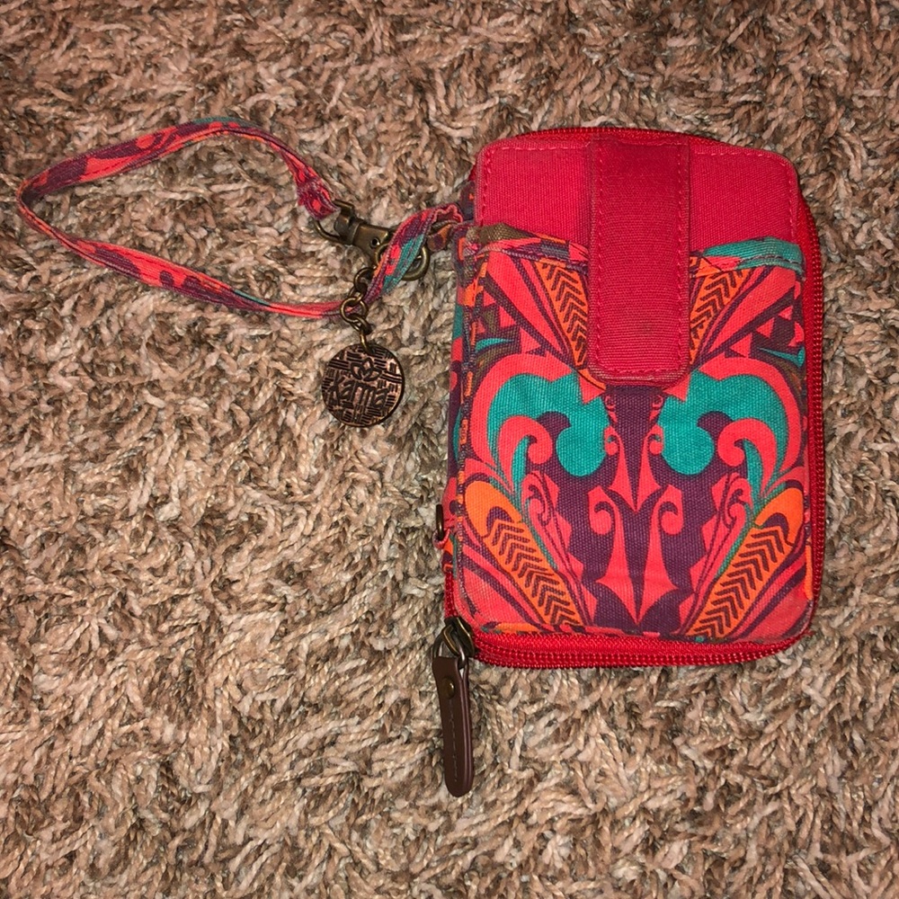 Wallet that holds phone